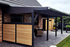 Überdachte Terrasse mit Sichtschutz