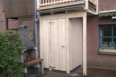 Balkon mit Geräteschuppen