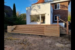 Holzterrasse mit Treppenaufgang