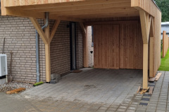 Carport mit Durchgang und Geräteschuppen