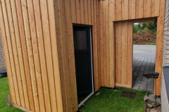 Carport mit Durchgang und Geräteschuppen