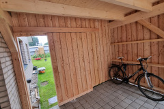 Carport mit Durchgang und Geräteschuppen