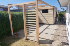 Gartenhaus mit Palisadenpergola