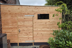 Gartenhaus mit Durchgang und Sichtschutz