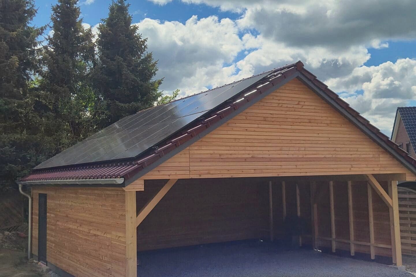 Fertiggestellter Carport aus Douglasienholz mit Holzverkleidung und integrierter Photovoltaikanlage, Zimmerei Stange bei Kiel