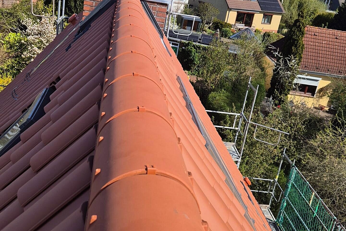 Fertig gedecktes Dach mit Blick über den Dachfirst, Zimmerei Stange bei Kiel