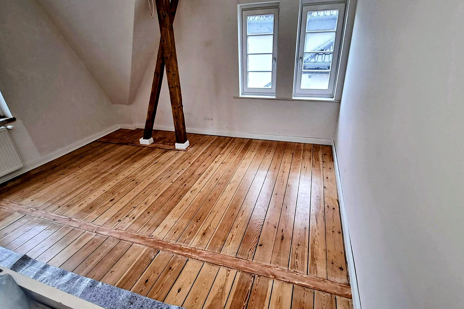 Ausgebautes Dachgeschoss mit geschliffenem Dielenboden und Kniestock – Innenausbau der Zimmerei Stange in Kiel