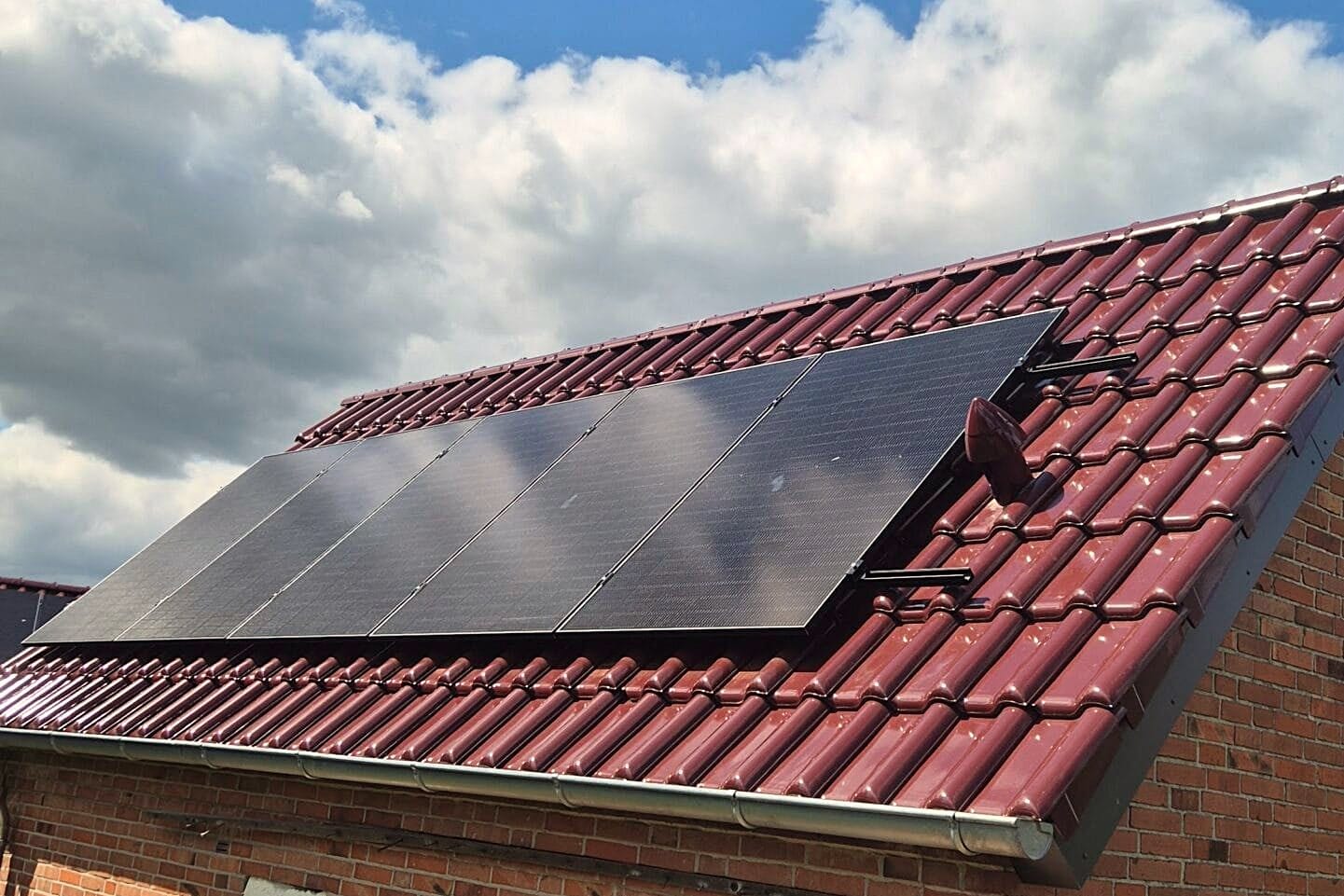 Photovoltaik-Module auf einem Ziegeldach montiert, Zimmerei Stange bei Kiel